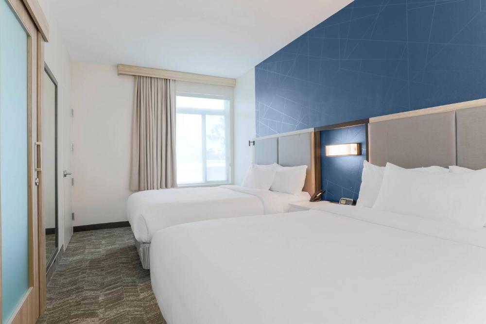 Studio with 2 queen beds, trundle bed and city view interior